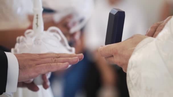 Priest praying in church at wedding ceremony and put on rings for newlyweds — Stock Video
