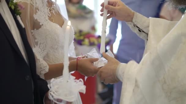 キリスト教の結婚式で教会にキャンドルを保持している新郎新婦 — ストック動画