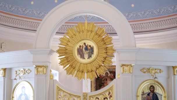 Санкт-Петербург, Російська Федерація-20 липня 2018: Вівтар в церкві з іконами — стокове відео