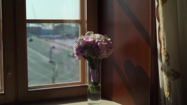 Menyasszonyi esküvői virágok-csokor. City view ablakból, a híd, a töltés és a folyó. — Stock videók
