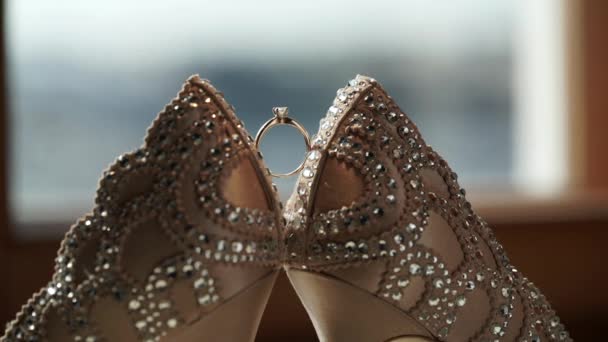 Γυναικεία παπούτσια Νυφικά Πολυτελείας και δαχτυλίδι πρόταση γάμου — Αρχείο Βίντεο