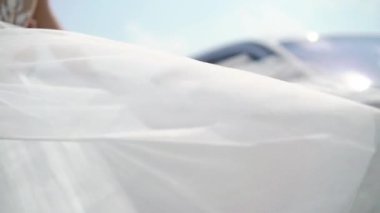 Gelin ve damat bir şehir set, gelin peçe slowmotion sallayarak kucaklayan