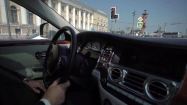 Saint-Petersburg, Rusya-28 Temmuz 2018: Sürüş Rolls Royce araba bir şehirde