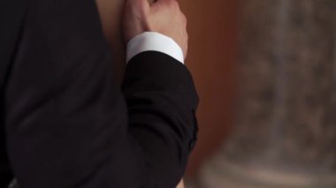 Gelin ve damat düğün çifti dokunmaktan ve sarılma