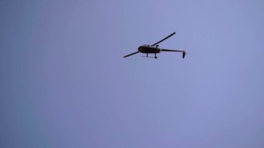 Bir gökyüzünde uçan helikopter