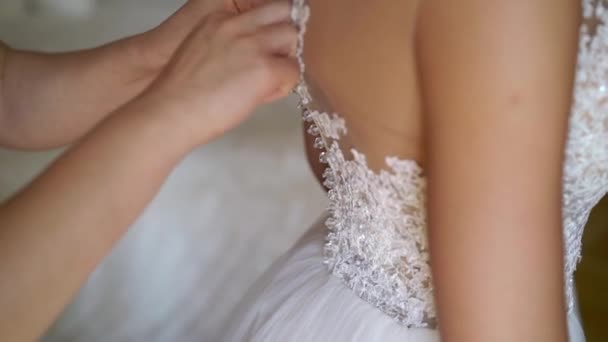 Fiatal nő visel a menyasszonyi ruha — Stock videók