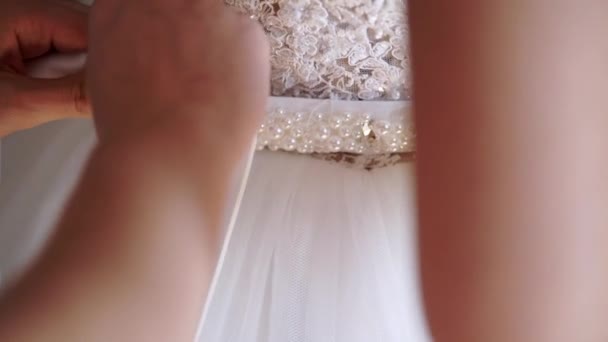 Junge Frau trägt Brautkleid und Gürtel — Stockvideo
