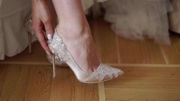 Νύφη φορώντας νυφικό Νυφικά παπούτσια — Αρχείο Βίντεο