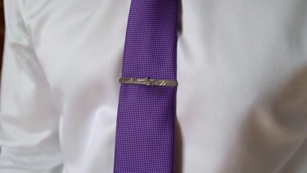 Человек надел фиолетовый галстук с самолетом — стоковое видео