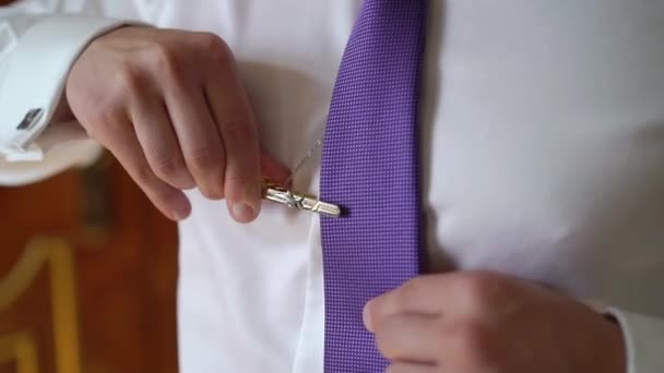 Man sätter på violett slips med flygplan — Stockvideo