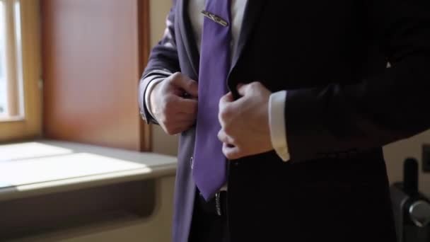 穿蓝色紫色夹克的年轻人 — 图库视频影像