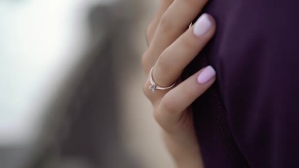 Donna che abbraccia l'uomo anello di mano di arguzia su un dito — Video Stock
