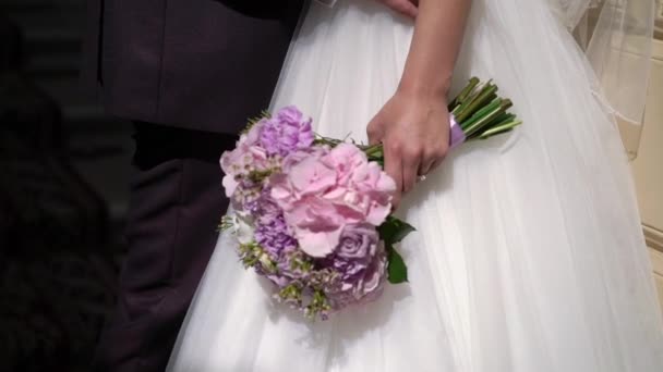 Braut und Bräutigam umarmen, Braut mit Strauß — Stockvideo