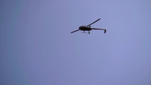 Hubschrauber fliegt in den Himmel — Stockvideo