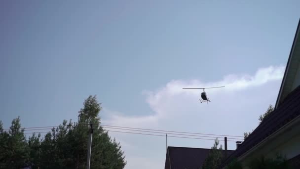 Helicóptero volando en el cielo — Vídeos de Stock