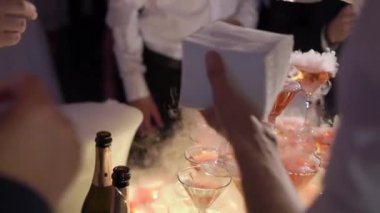 Piramit şampanya ile gözlük içecekler alan insanlar