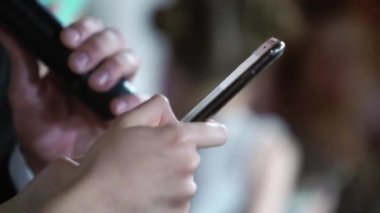 Partide istimal hareket eden telefon ile kadın