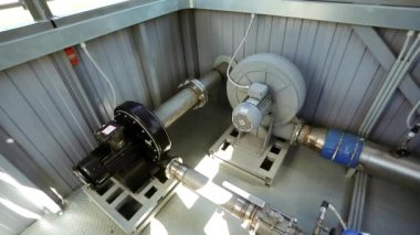 Fabrika endüstriyel makine üzerinde boru hattı