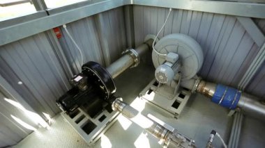 Fabrika endüstriyel makine üzerinde boru hattı