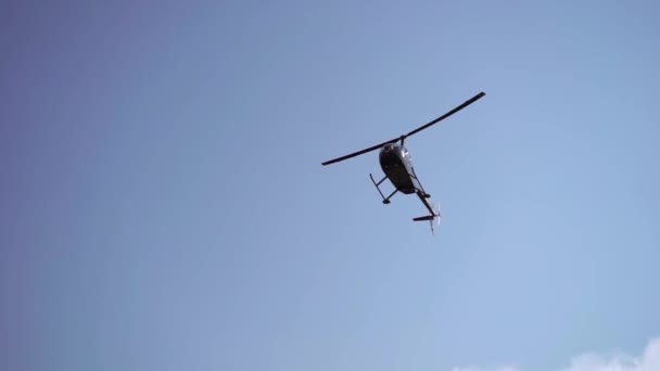 圣彼得堡, 俄罗斯-2018年7月28日: 直升机在天空中飞翔 — 图库视频影像