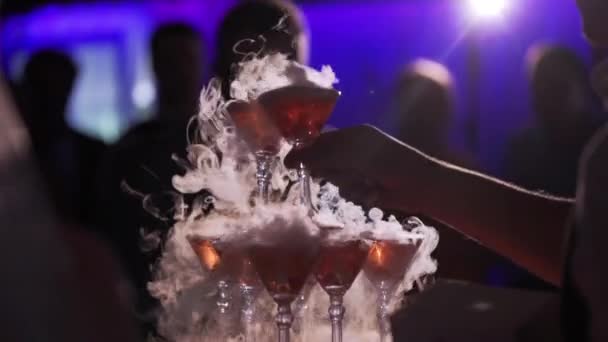 シャンパン グラスのピラミッドから飲み物を取っている人々 — ストック動画
