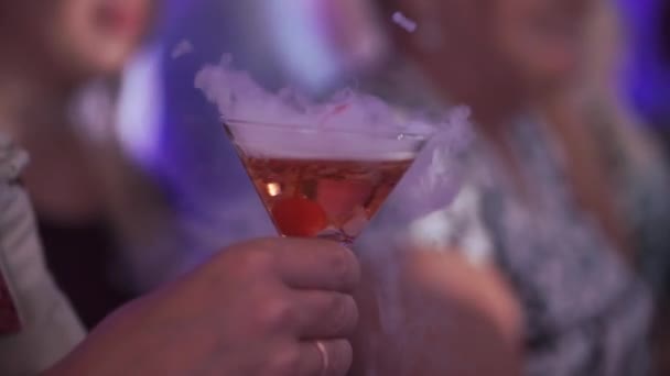 Femeie în rochie cu pahar de vin spumant la petrecere — Videoclip de stoc
