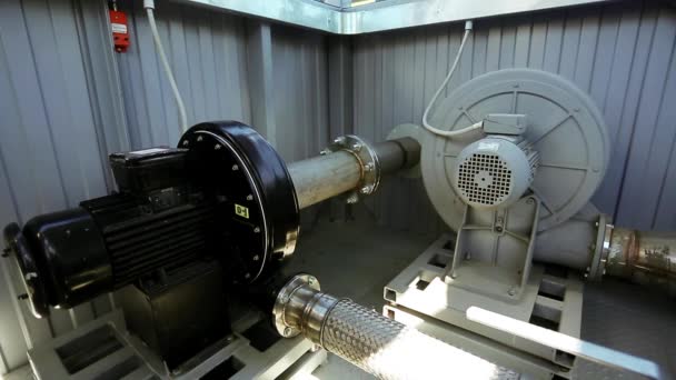 Fabrika endüstriyel makine üzerinde boru hattı — Stok video