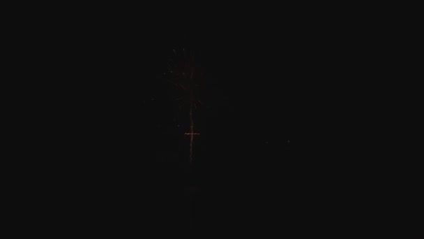 晚上在乡下的五颜六色的烟花。空中从射击 drom 无人机 quadcopter. — 图库视频影像