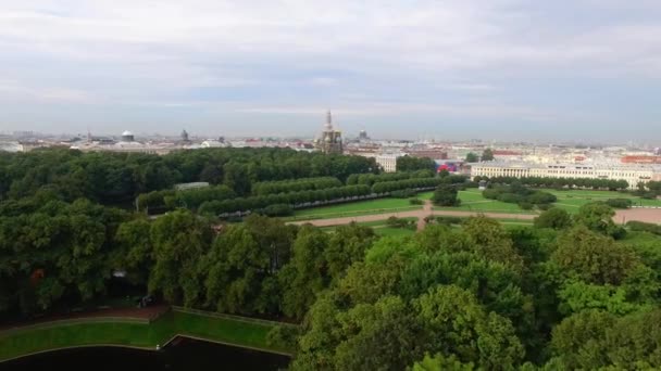 Вид с воздуха на парк и поле в европейском городе — стоковое видео