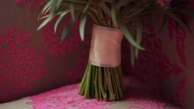 Pembe, beyaz ve mor güllü gelin buketi