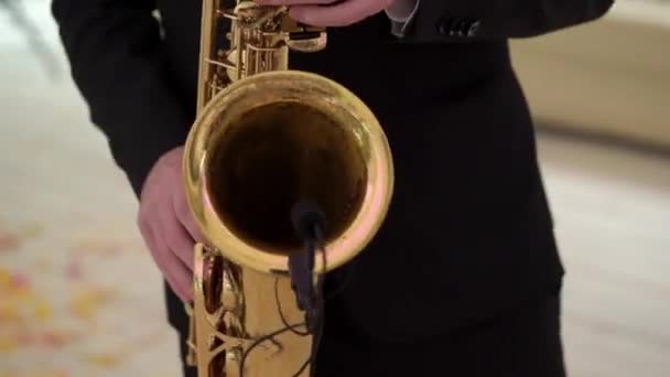 Hombre tocando el saxofón en el evento de la fiesta o celebración . — Vídeos de Stock