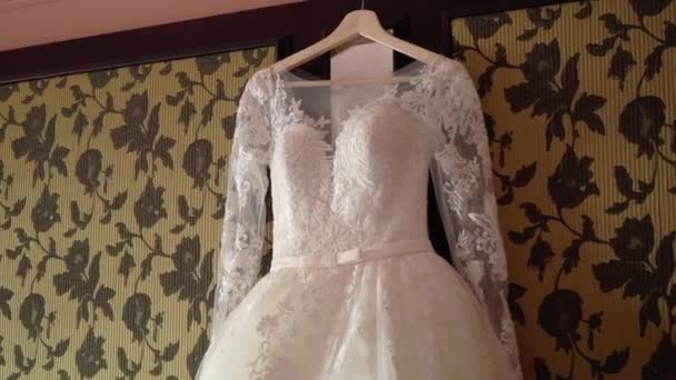 屋内での花嫁の美しい白いウェディング ドレス。お祝いのため女性のレースの服. — ストック動画