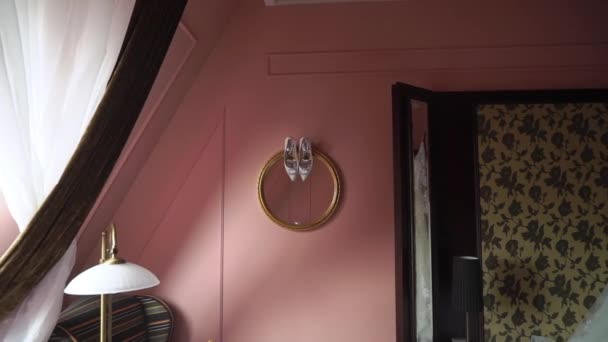 Womans white shows on high heels in bedroom with pink walls — Stock Video