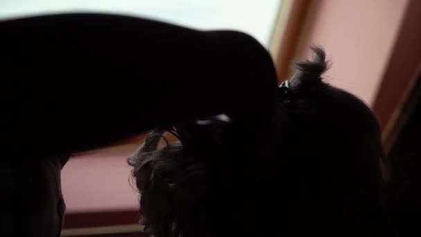 Saç stilisti, kıvırcık elektrik kıvırıcı kullanarak müşteri saç yapma — Stok video