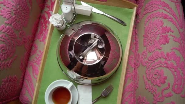 Foto di una cupola di servizio in argento e una tazza di tè o caffè — Video Stock