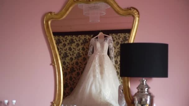 美丽的白色婚纱礼服为新娘在室内。女性花边服装庆祝. — 图库视频影像