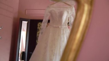 Gelin sabah hazırlık. Holding ve gelinlik sarılma beyaz düğün sabahlık güzel gelin. Kadınlar en iyi gün ihale an.