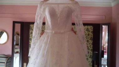 Gelin sabah hazırlık. Holding ve gelinlik sarılma beyaz düğün sabahlık güzel gelin. Kadınlar en iyi gün ihale an.