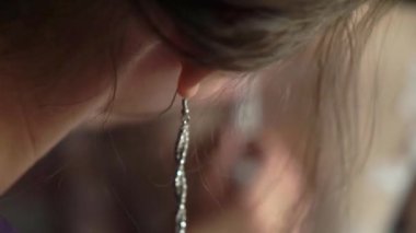 Gelin düğün elbise closeup kadar düğmelerini. Düğmeleri üzerinde beyaz gelinliğin tespitleme eller