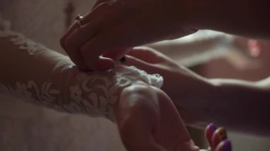 Gelin düğün elbise closeup kadar düğmelerini. Düğmeleri üzerinde beyaz gelinliğin tespitleme eller