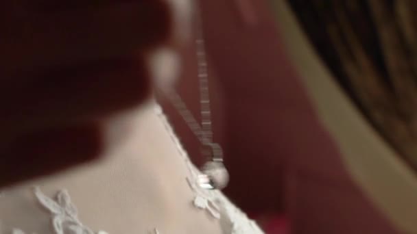결혼식. 보석입니다. 그녀의 목에 목걸이 씌우고 흰 드레스 신부 — 비디오