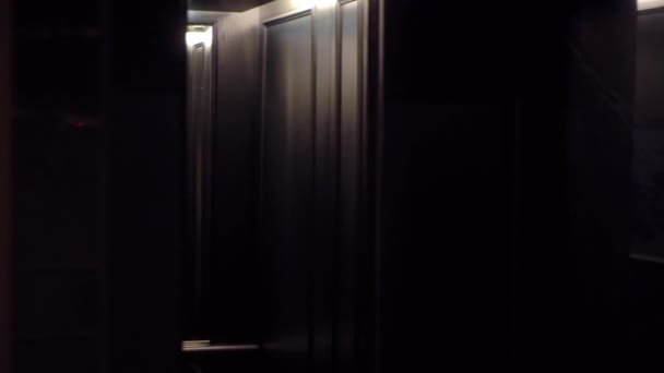 Lift die aankomen en het openen van deuren — Stockvideo