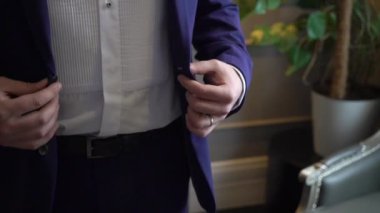 Damat Düğün ceket kadar düğmelerini elinde görünümünü yakın çekim.