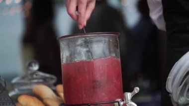 Limonata ve kokteyl hazırlanması. Partide kırmızı içecek karıştırma bir kokteyl ve limonata, barmen hazırlar