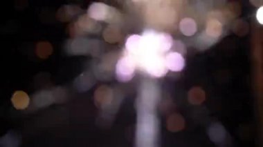 Gece gökyüzünde çeşitli renklerde renkli havai fişekler