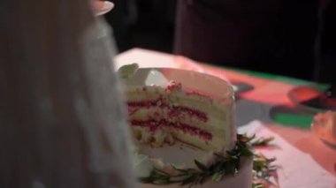 Düğün kutlama pastası gelin ve damat kesme