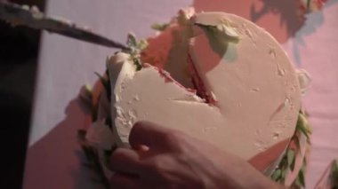 Düğün kutlama pastası gelin ve damat kesme