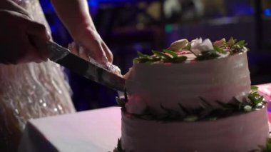 Düğün kutlama pastası gelin ve damat kesme