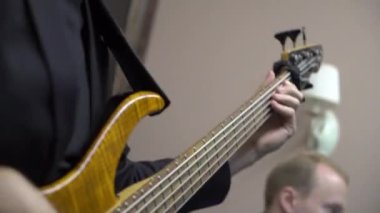 Gitarist sahnede gitar çalıyor.