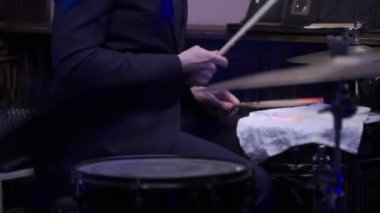 Adam bir konser sahne, bir müzikal konsepti ile çalışma davul vurmalı enstrüman sopa closeup ile çalış